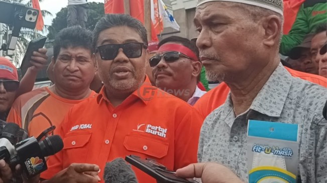 Presiden KSPI sekaligus Presiden Partai Buruh Said Iqbal dalam demo bersama massa buruh di depan Gedung DPR RI. [FTNews.co.id/Selvianus Kopong Basar]